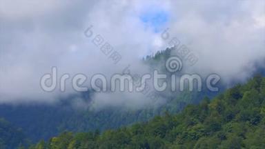 格鲁吉亚的山脉和云层